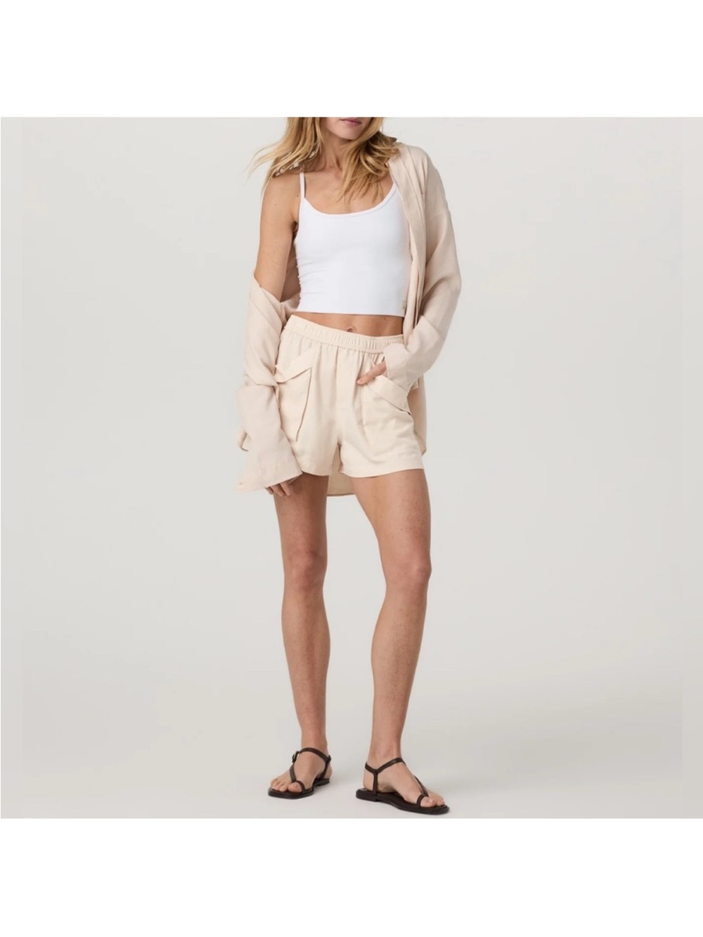 Vuori Trestless Twill Shorts W/Pockets Size Medium Color Sand Dollar NWT 3.5” In - Picture 4 of 8
